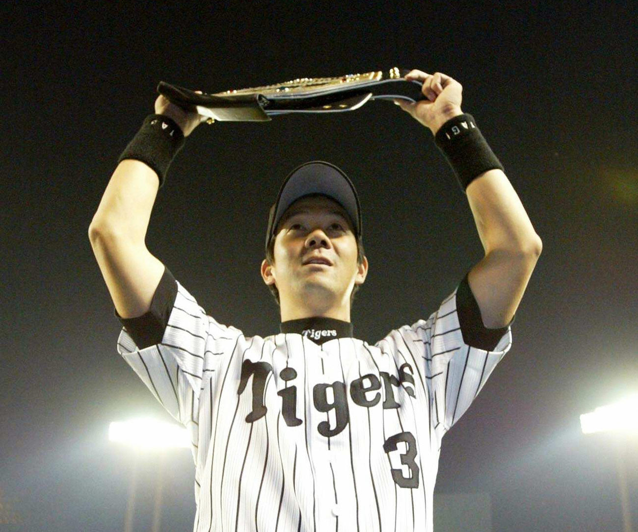 八木裕はヒーローインタビューでチャンピオンベルトを高々と掲げる（2003年6月3日撮影）