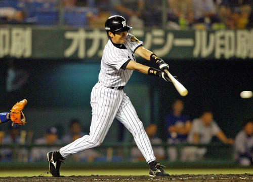 八木裕はこの試合4本目となる左前適時打を放つ(2003年6月3日撮影)
