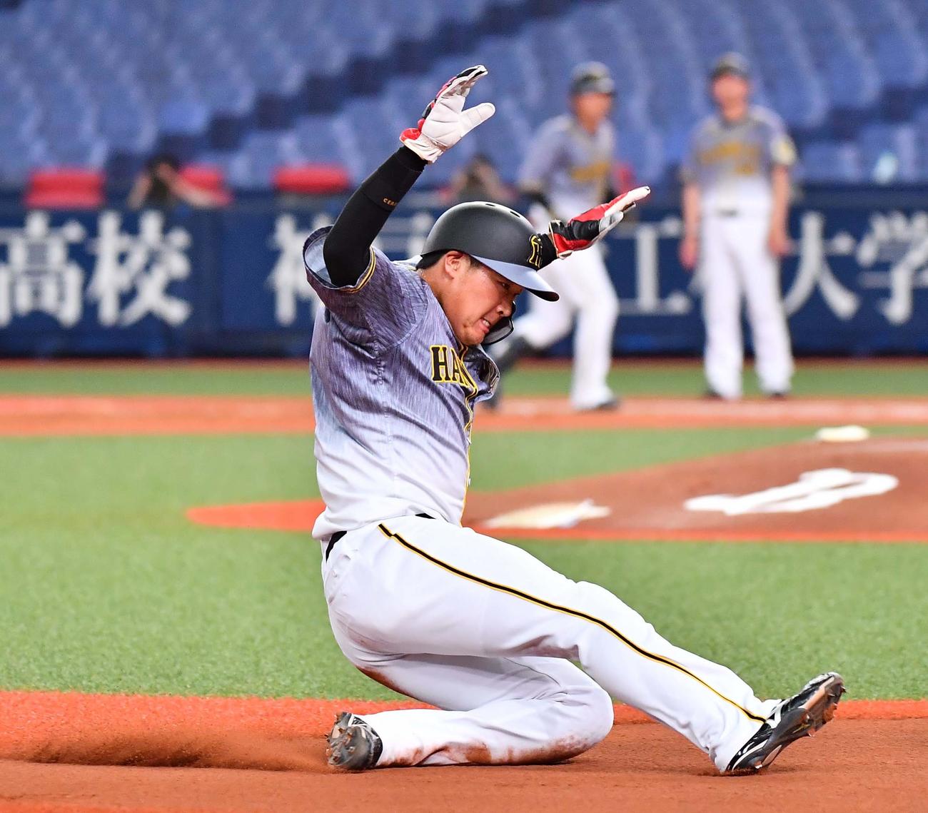 オリックス対阪神　2回表阪神1死二塁、陽川の右飛で三塁へ進塁する大山（撮影・上田博志）