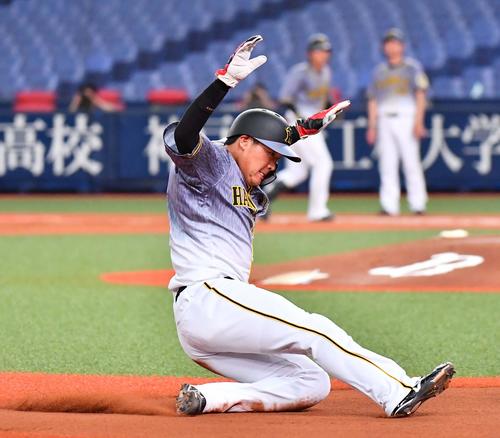 オリックス対阪神　2回表阪神1死二塁、陽川の右飛で三塁へ進塁する大山（撮影・上田博志）