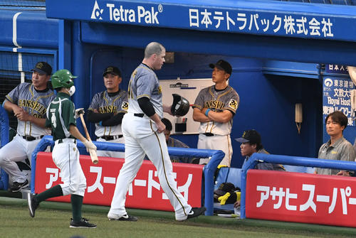 ヤクルト対阪神　4回表阪神無死、一ゴロ二倒れてベンチに戻るボーア（中央左）。中央は腕組みする矢野監督（撮影・山崎安昭）
