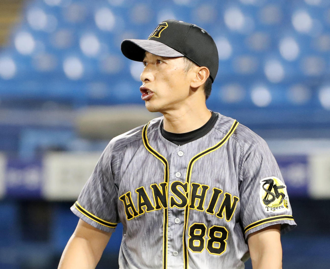 ヤクルト対阪神　8回裏、選手交代を告げる矢野監督（撮影・加藤哉）
