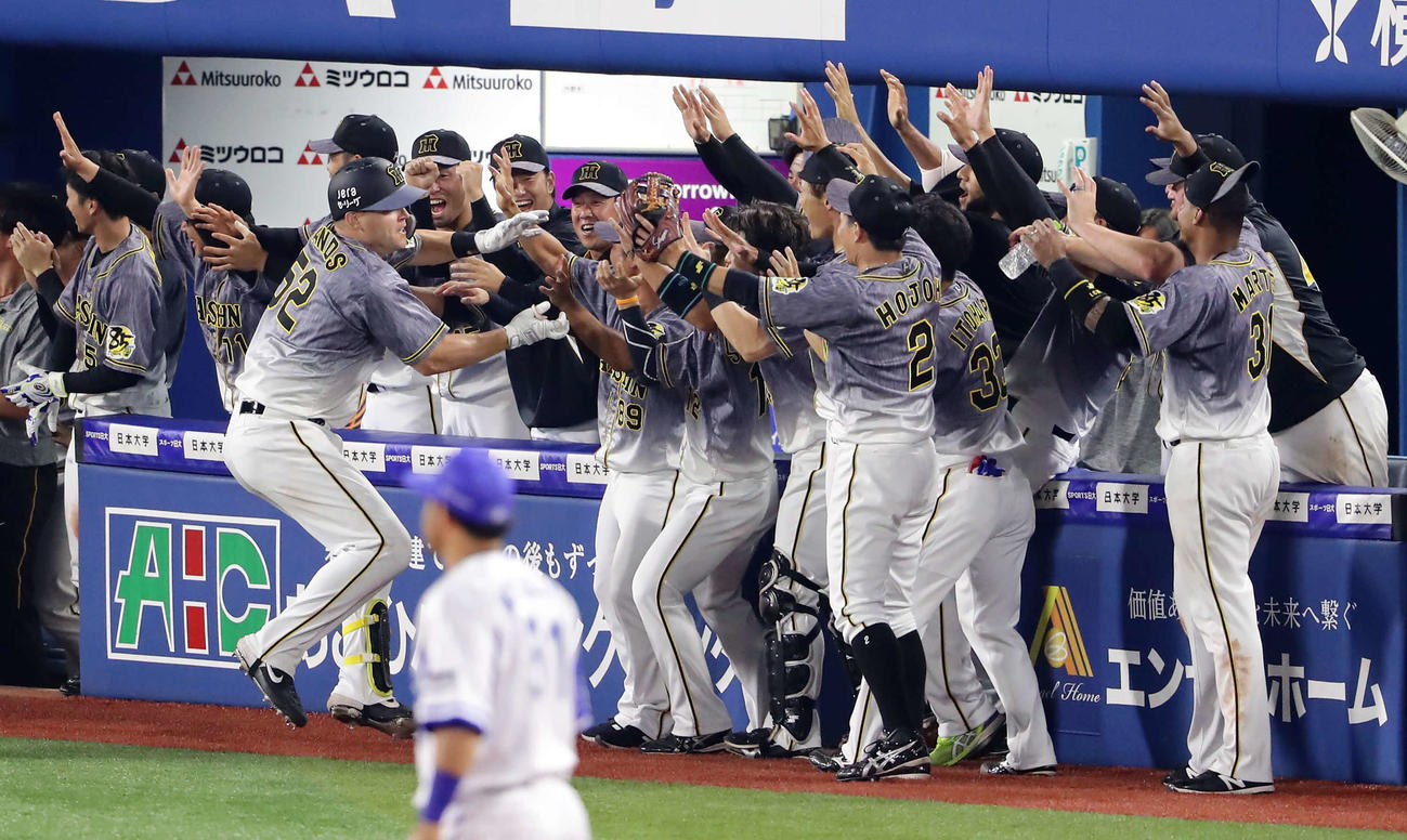 DeNA対阪神　9回表阪神2死一、二塁、サンズ（手前）が逆転3点本塁打を放ち、大喜びで迎える阪神ベンチ（撮影・浅見桂子）
