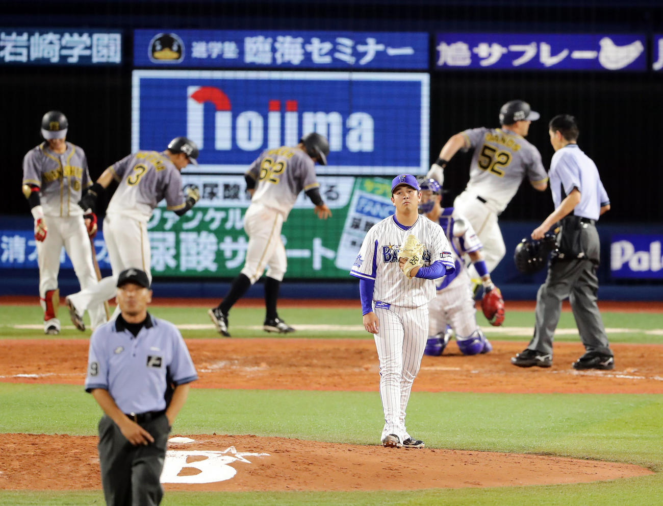 DeNA対阪神　9回表阪神2死一、二塁、サンズに逆転3点本塁打を許し、悔しそうな山崎（撮影・浅見桂子）