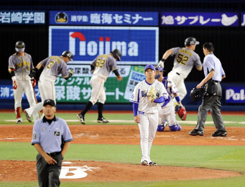 DeNA対阪神　9回表阪神2死一、二塁、サンズに逆転3点本塁打を許し、悔しそうな山崎（撮影・浅見桂子）