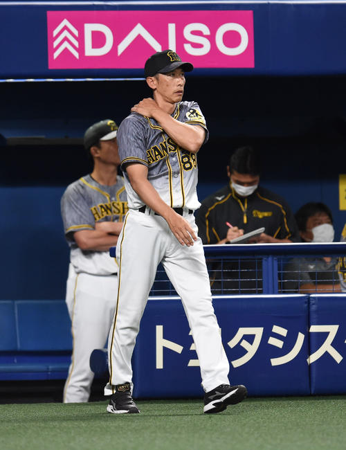 プロ野球　中日対阪神　5回裏中日1死一、三塁、投手交代を告げる矢野燿大監督（撮影・森本幸一