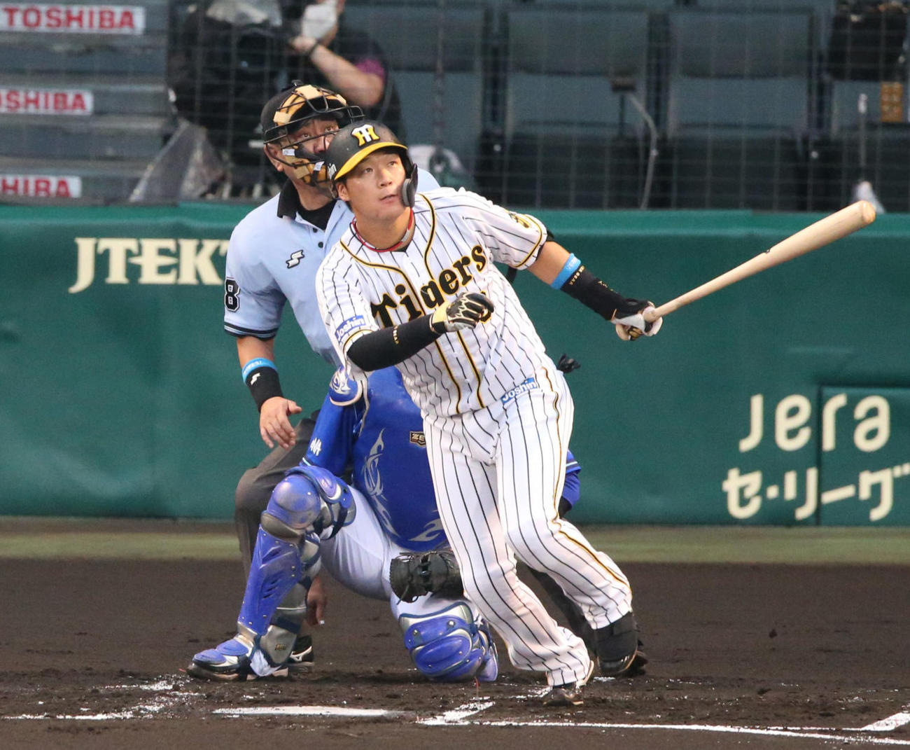 阪神対DeNA　1回裏阪神1死、大山は左越え本塁打を放つ（撮影・上山淳一）