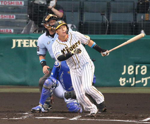 阪神対DeNA　1回裏阪神1死、大山は左越え本塁打を放つ（撮影・上山淳一）