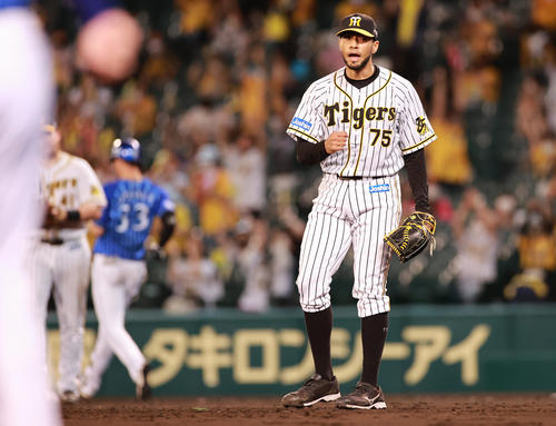 阪神対DeNA　9回表DeNA2死一、二塁、乙坂を遊ゴロに打ち取りセーブをあげるスアレス（撮影・清水貴仁）