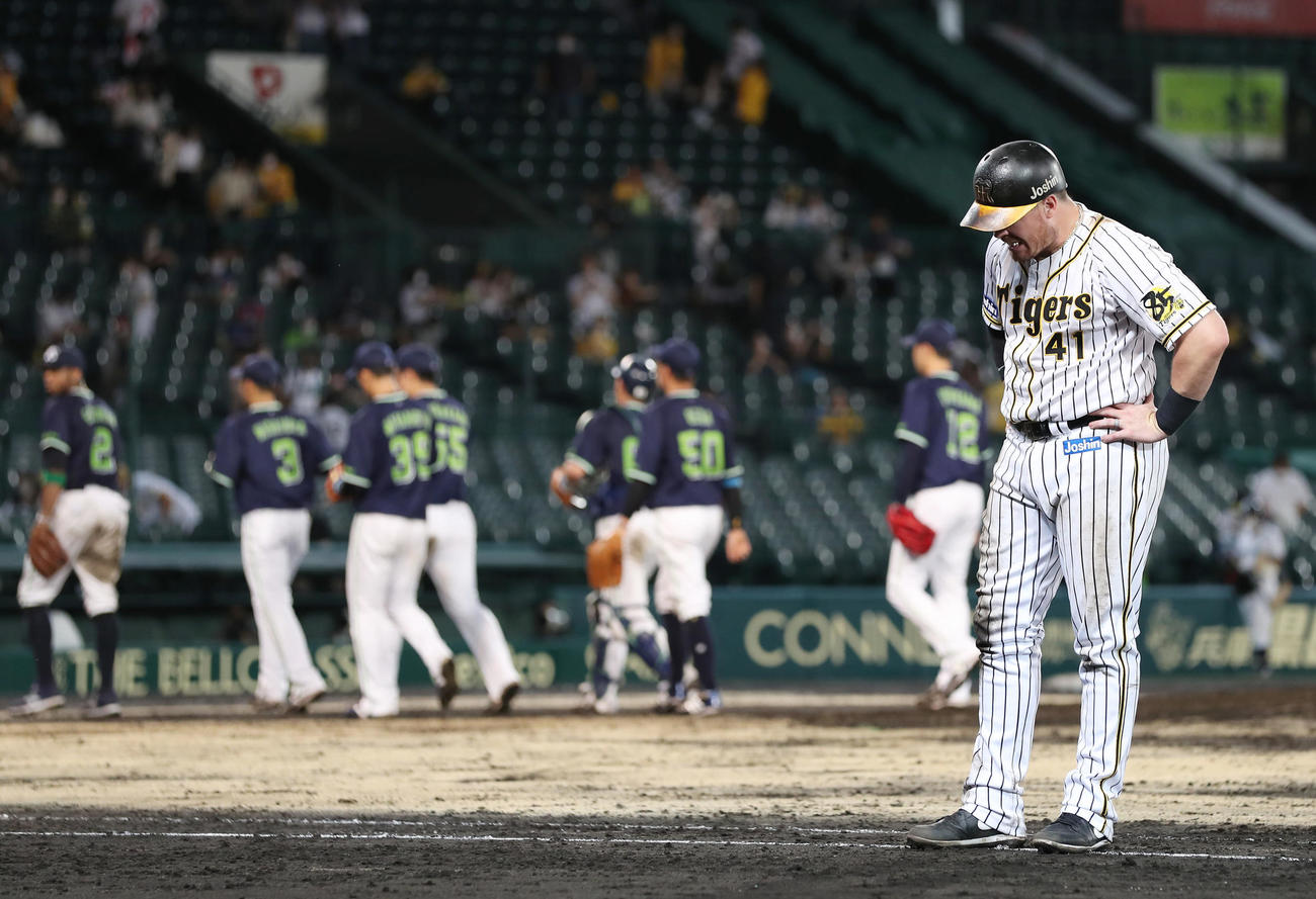 阪神対ヤクルト　9回裏阪神2死、中飛に倒れ試合終了となり、ヤクルトナインを背に厳しい表情を見せるボーア（撮影・前田充）