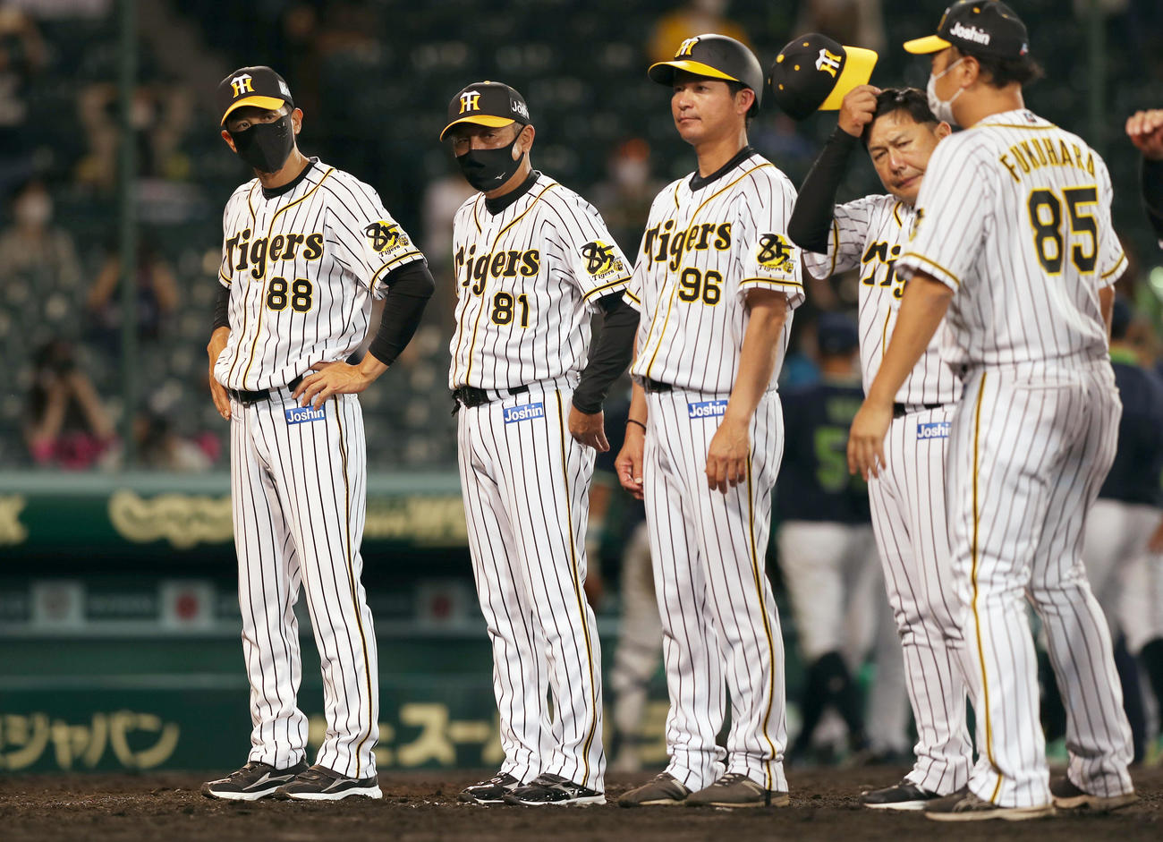 阪神対ヤクルト　ヤクルトに敗れ、スタンドの観客にあいさつする矢野監督（左端）ら阪神ナイン（撮影・前田充）