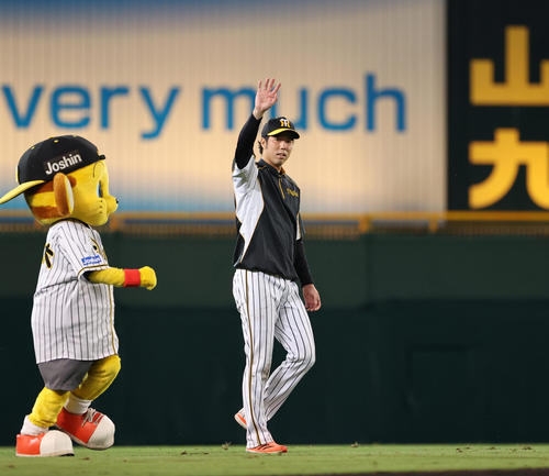 阪神対中日　ヒーローインタビューを終えファンにあいさつする青柳（撮影・清水貴仁）