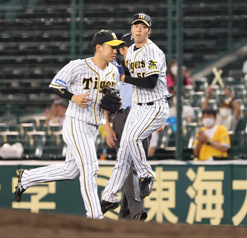 阪神対中日　5回表中日2死、大野雄の一ゴロでベースカバーに入る青柳（右）（撮影・清水貴仁）