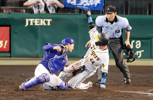阪神対中日　5回裏阪神無死一、三塁、三走梅野は西勇の一塁線適時犠打野選で生還する、左は加藤（撮影・加藤哉）