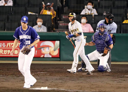 阪神対中日　4回裏阪神1死、代打北條は四球を選んで出塁する（撮影・加藤哉）