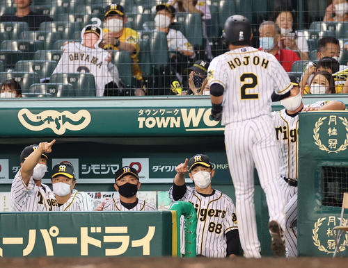 阪神対中日　4回裏1死満塁、サンズの勝ち越しの押し出し四球で生還した北條を出迎える矢野監督（撮影・清水貴仁）