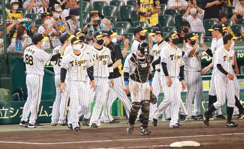 阪神対広島　快勝し選手を出迎える矢野監督（撮影・清水貴仁）