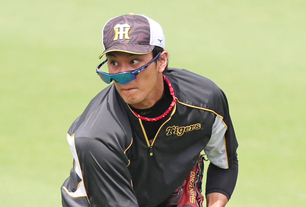 2020年7月21日　阪神対広島　キャッチボールを行う藤浪晋太郎（撮影・清水貴仁）