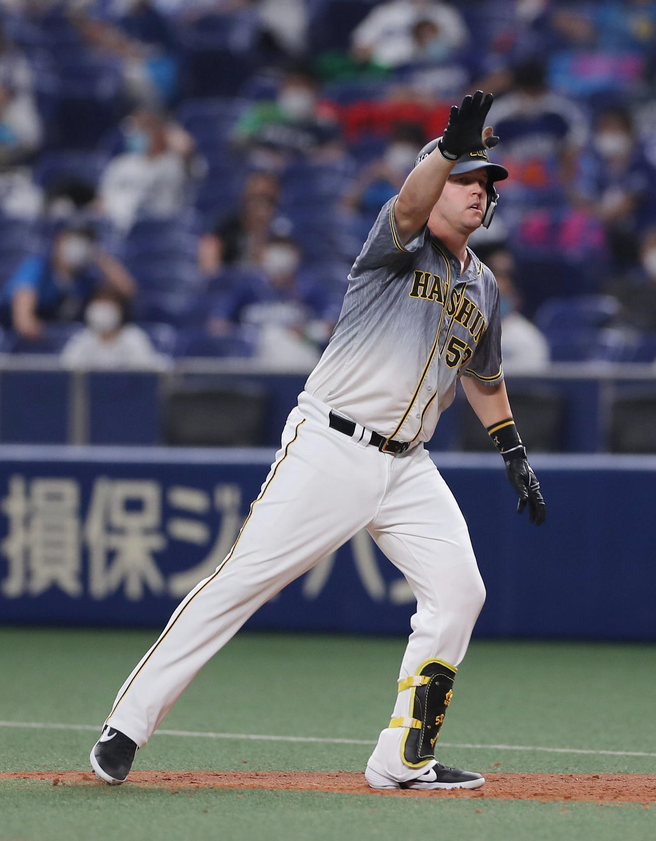 中日対阪神　7回表阪神1死二塁、中前適時打を放ったサンズはベンチにアピール（撮影・前田充）