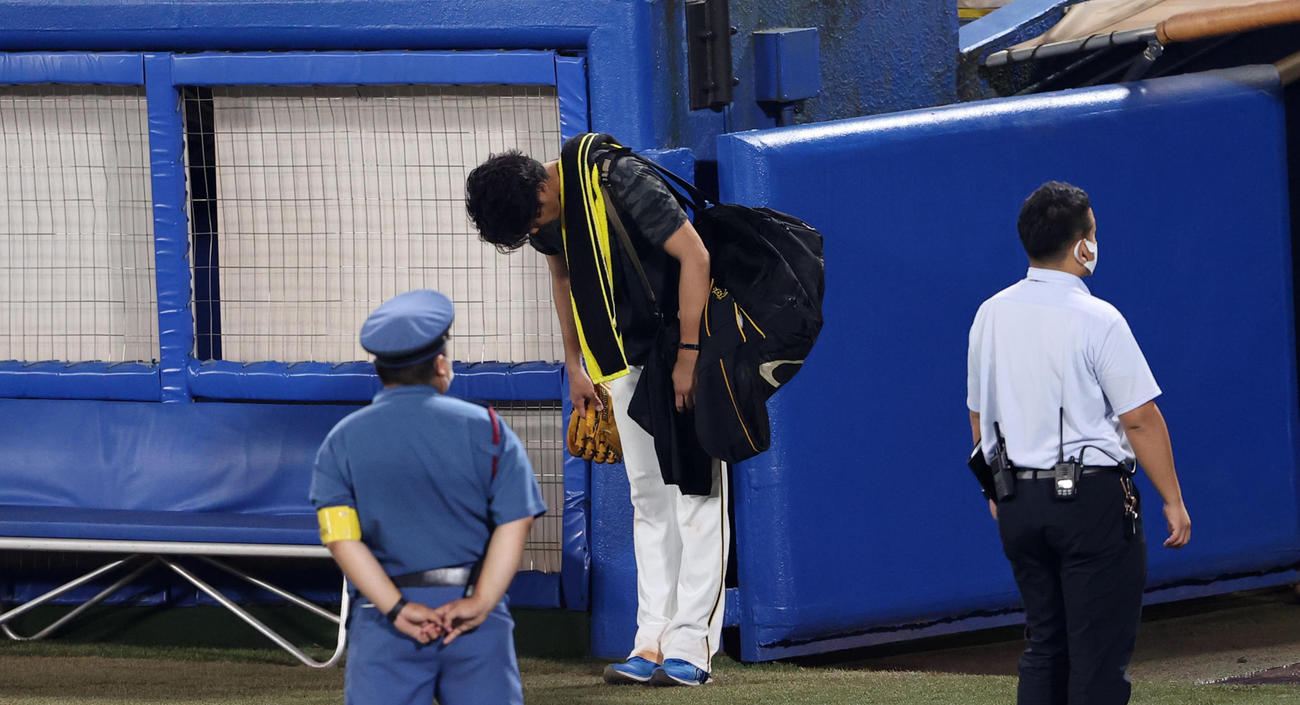 ヤクルト対阪神　好投も報われず、ファンの拍手の中、一礼して引き揚げる阪神の藤浪（撮影・浅見桂子）