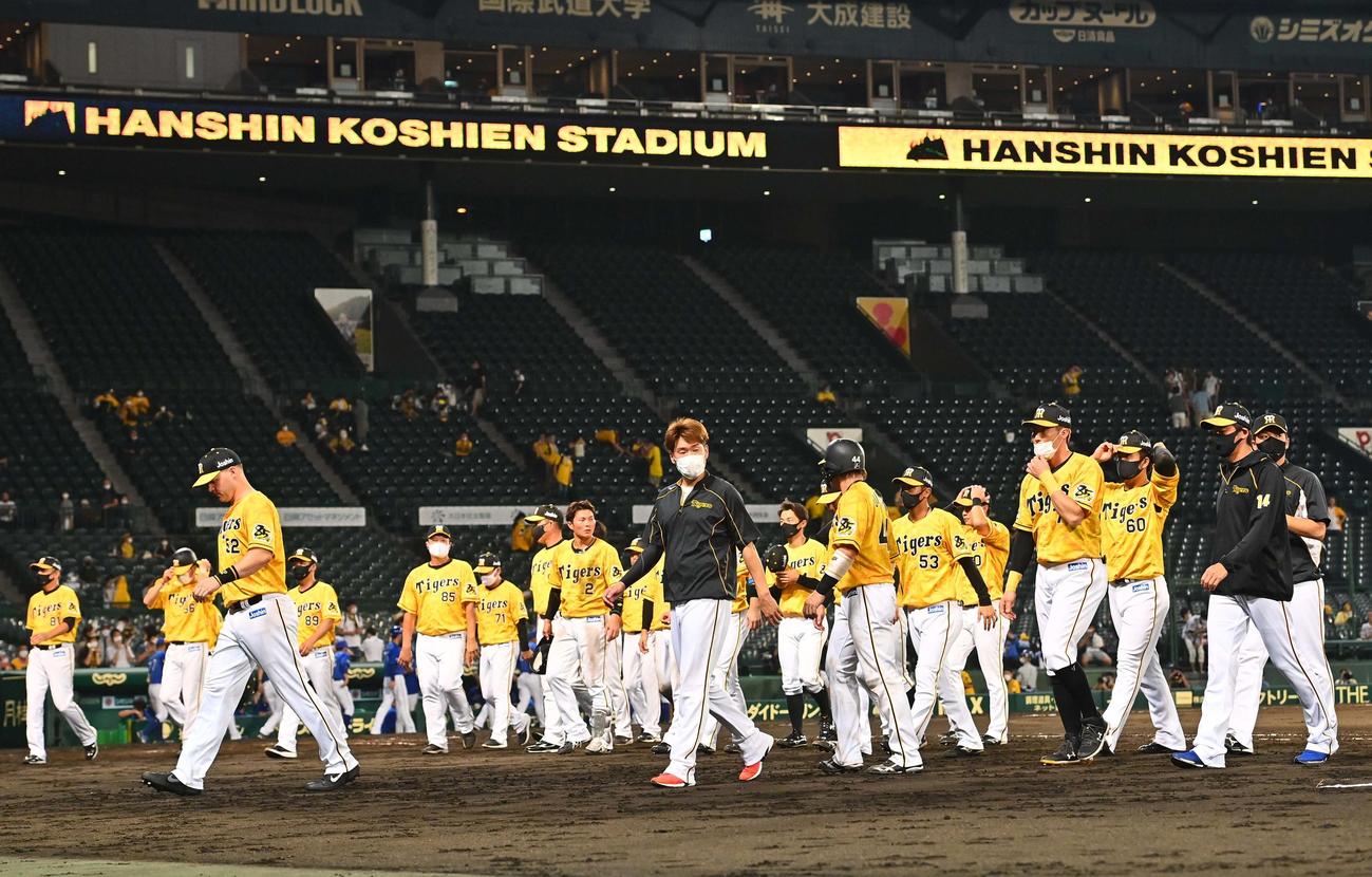 阪神対DeNA　DeNAに敗れて引き揚げる西勇（中央）ら阪神ナイン（撮影・上田博志）