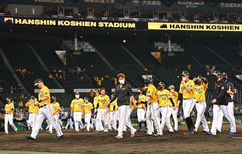 阪神対DeNA　DeNAに敗れて引き揚げる西勇（中央）ら阪神ナイン（撮影・上田博志）