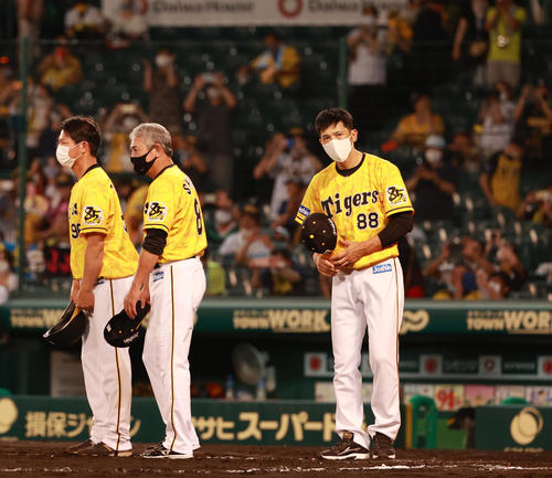 阪神対DeNA　試合に敗れるもグラウンドで出てきてあいさつする矢野監督（右）（撮影・清水貴仁）