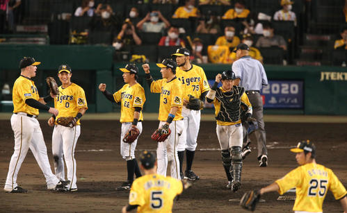 阪神対DeNA　DeNAに勝利し、タッチを交わす阪神ナイン（撮影・上山淳一）