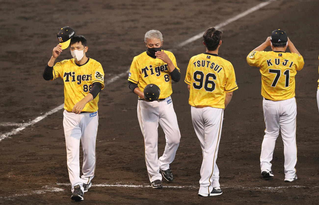 阪神対巨人　巨人に敗れた矢野監督（左端）は厳しい表情で引き揚げる（撮影・前田充）