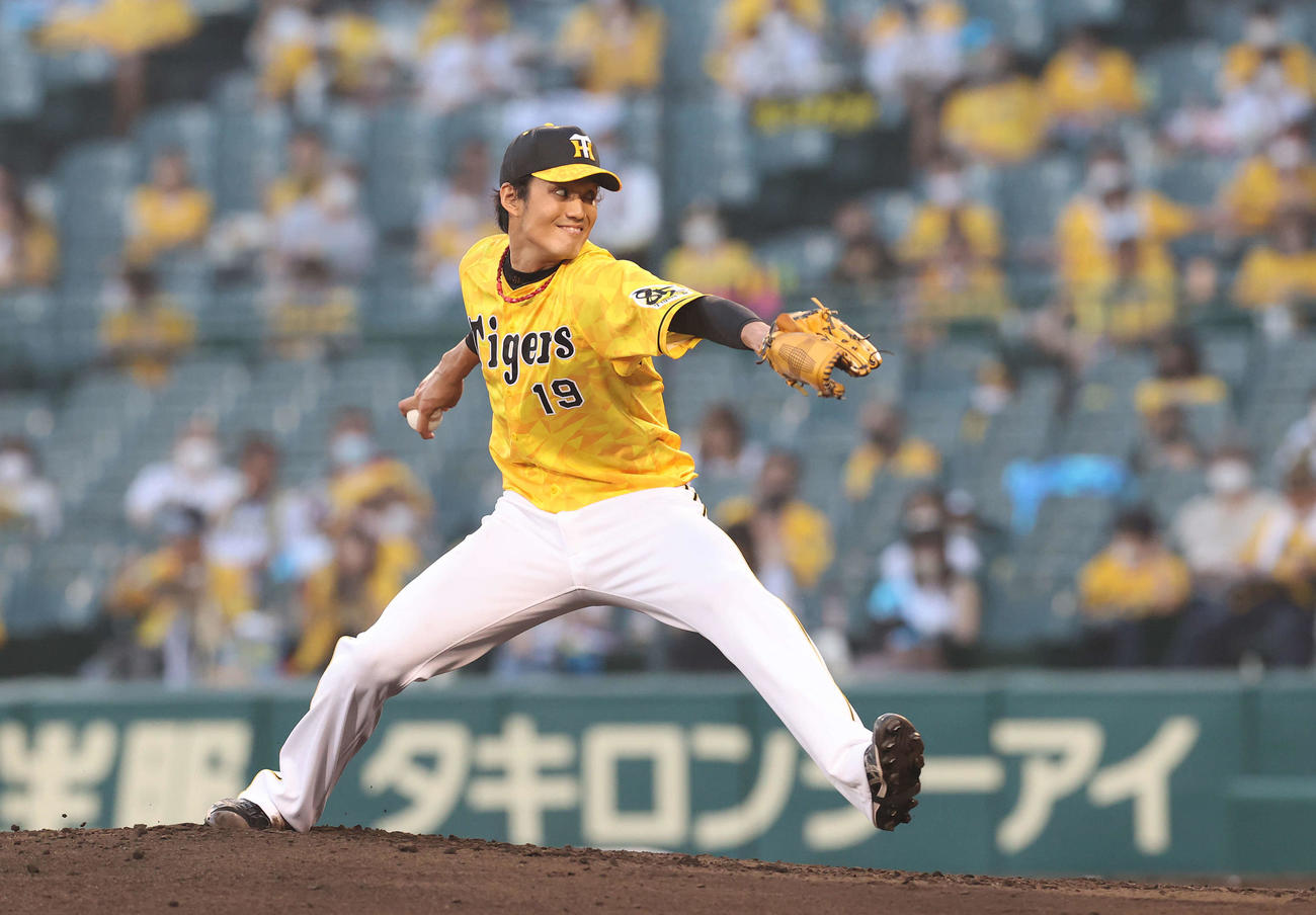 5日、巨人戦で力投する阪神藤浪