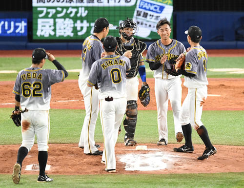 DeNA対阪神　9回を締めた阪神尾仲（右から2人目）は梅野（同3人目）らチームメートと勝利を喜ぶ（撮影・山崎安昭）