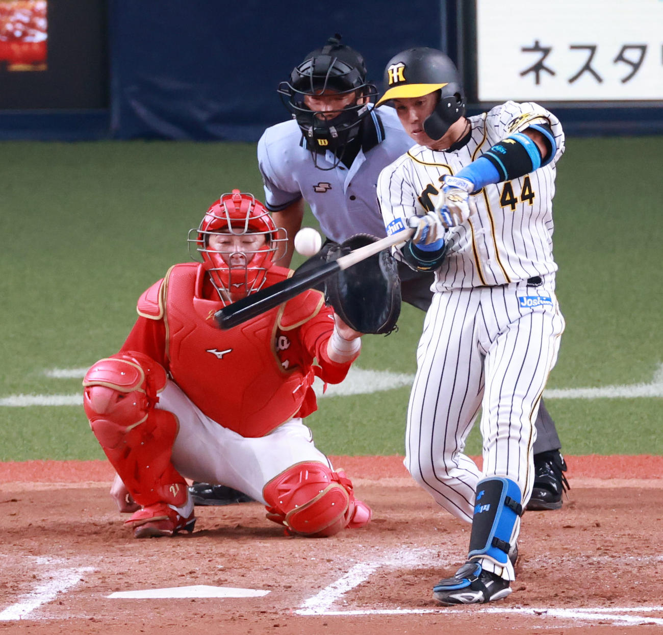 阪神対広島　7回裏阪神無死、遊撃への内野安打を放つ梅野（撮影・清水貴仁）