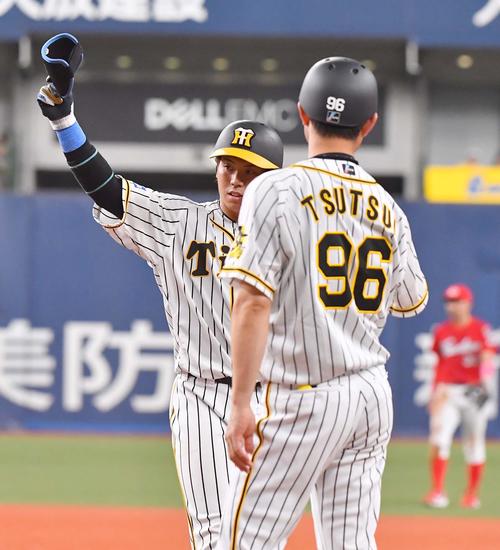 阪神対広島　8回裏阪神2死二塁、中前に適時打を放つ梅野隆太郎（撮影・上田博志）＝2020年8月15日、京セラドーム大阪