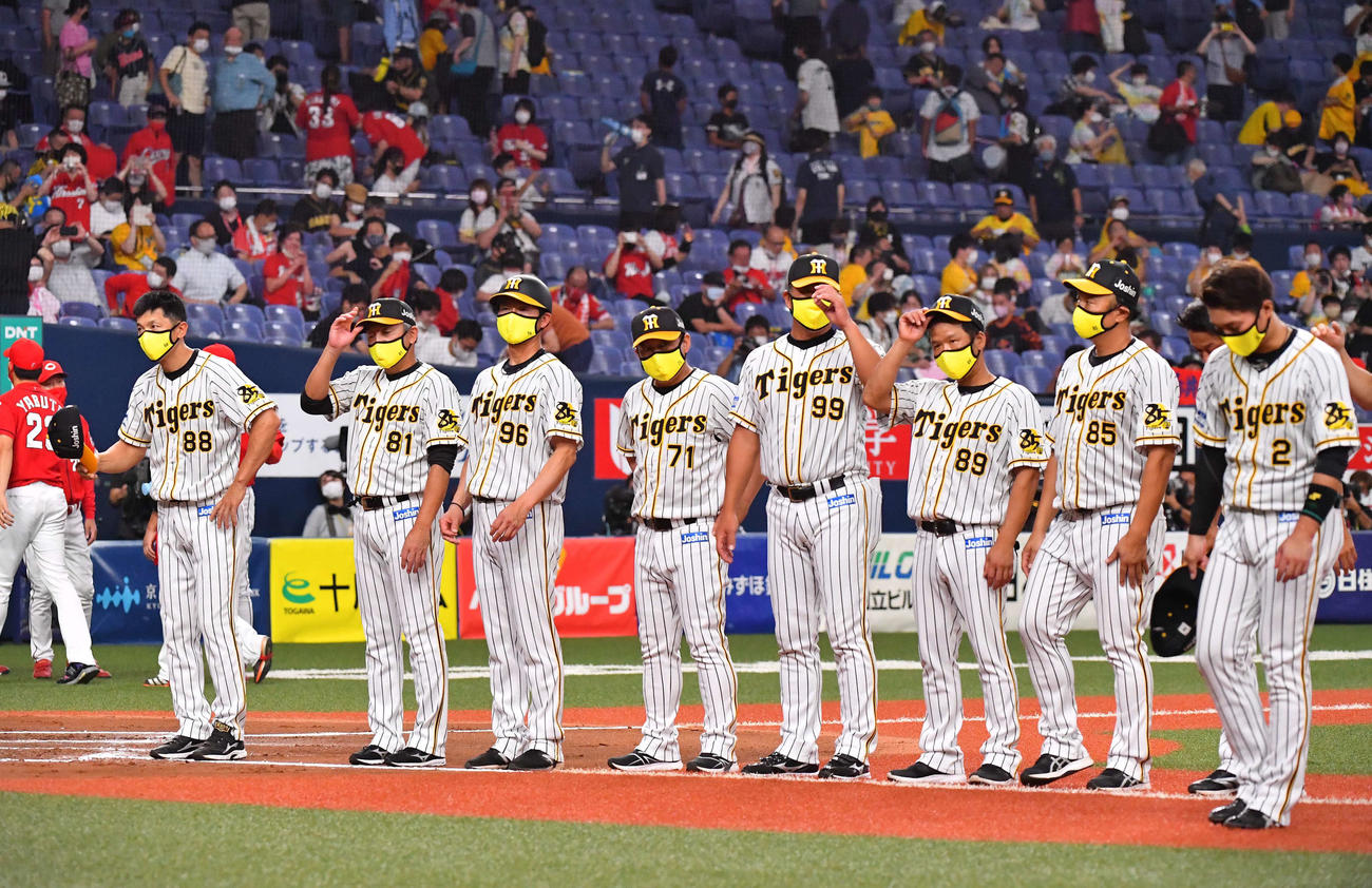 阪神対広島　引き分けに終わりあいさつする阪神矢野監督（左）ら（撮影・上田博志）
