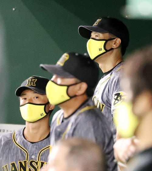 巨人対阪神　7回表、ベンチから戦況を見つめる矢野監督、左は新井コーチ（撮影・加藤哉）