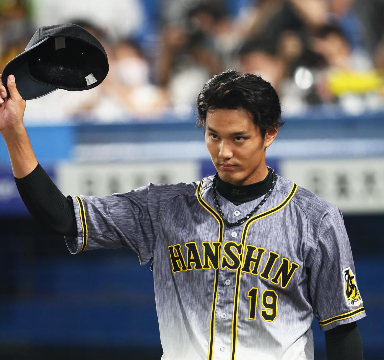 ヤクルト対阪神　ファンの声援に帽子を取り応える阪神藤浪（撮影・足立雅史）