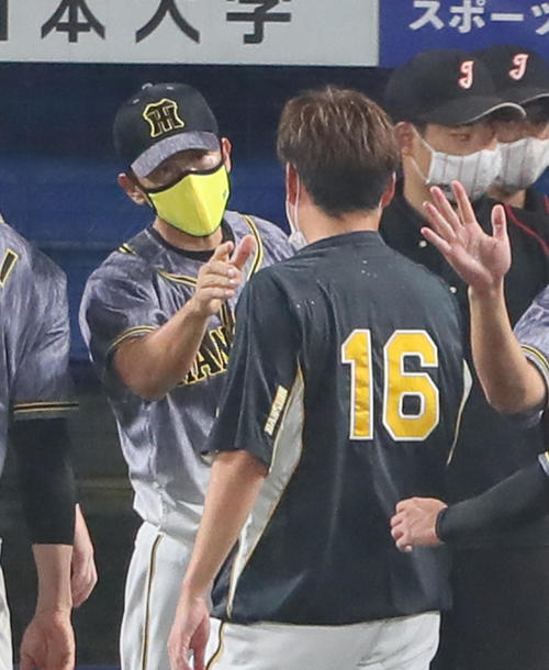 ヤクルト対阪神　勝利した阪神矢野監督（左）は西勇輝を迎える（撮影・足立雅史）