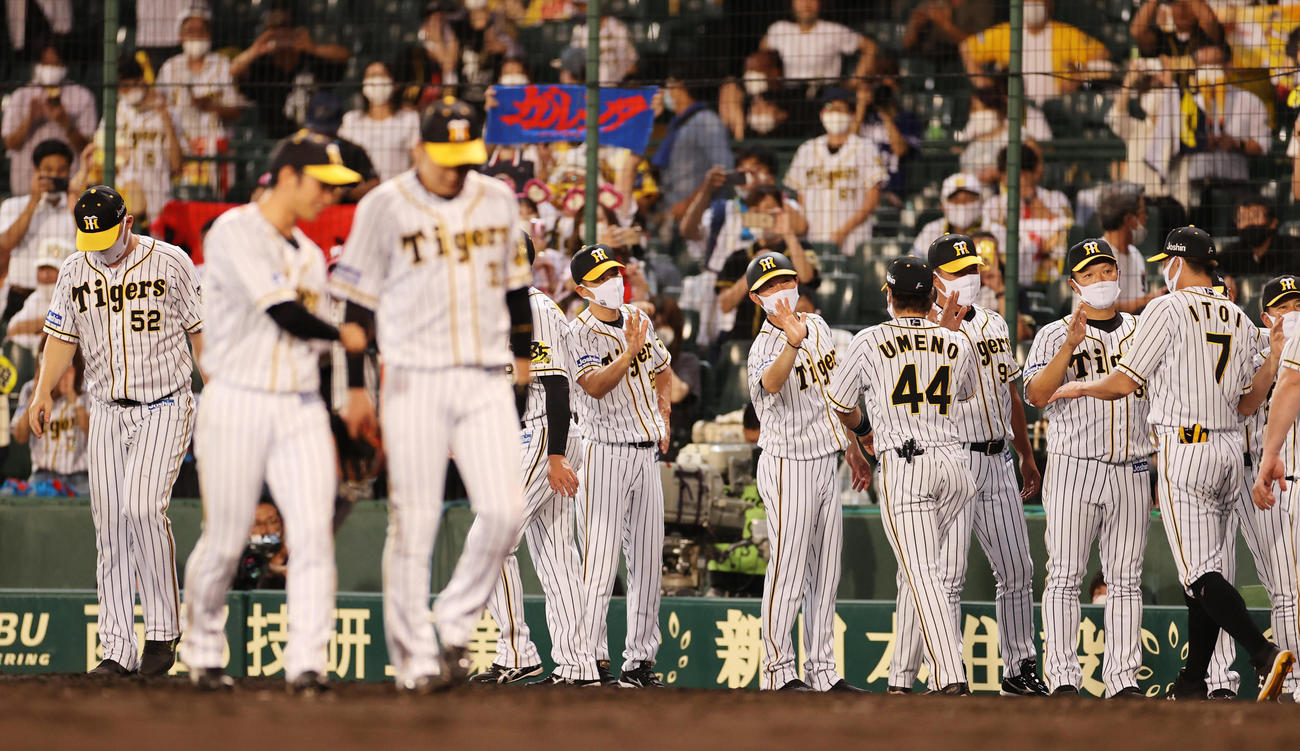 阪神対中日　中日に快勝し選手とタッチを交わす矢野監督（撮影・清水貴仁）