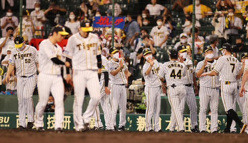 阪神対中日　中日に快勝し選手とタッチを交わす矢野監督（撮影・清水貴仁）