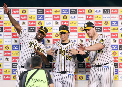 阪神対中日　お立ち台でそれぞれお得意のポーズを決める、左からガルシア、陽川、ボーア（撮影・前田充）