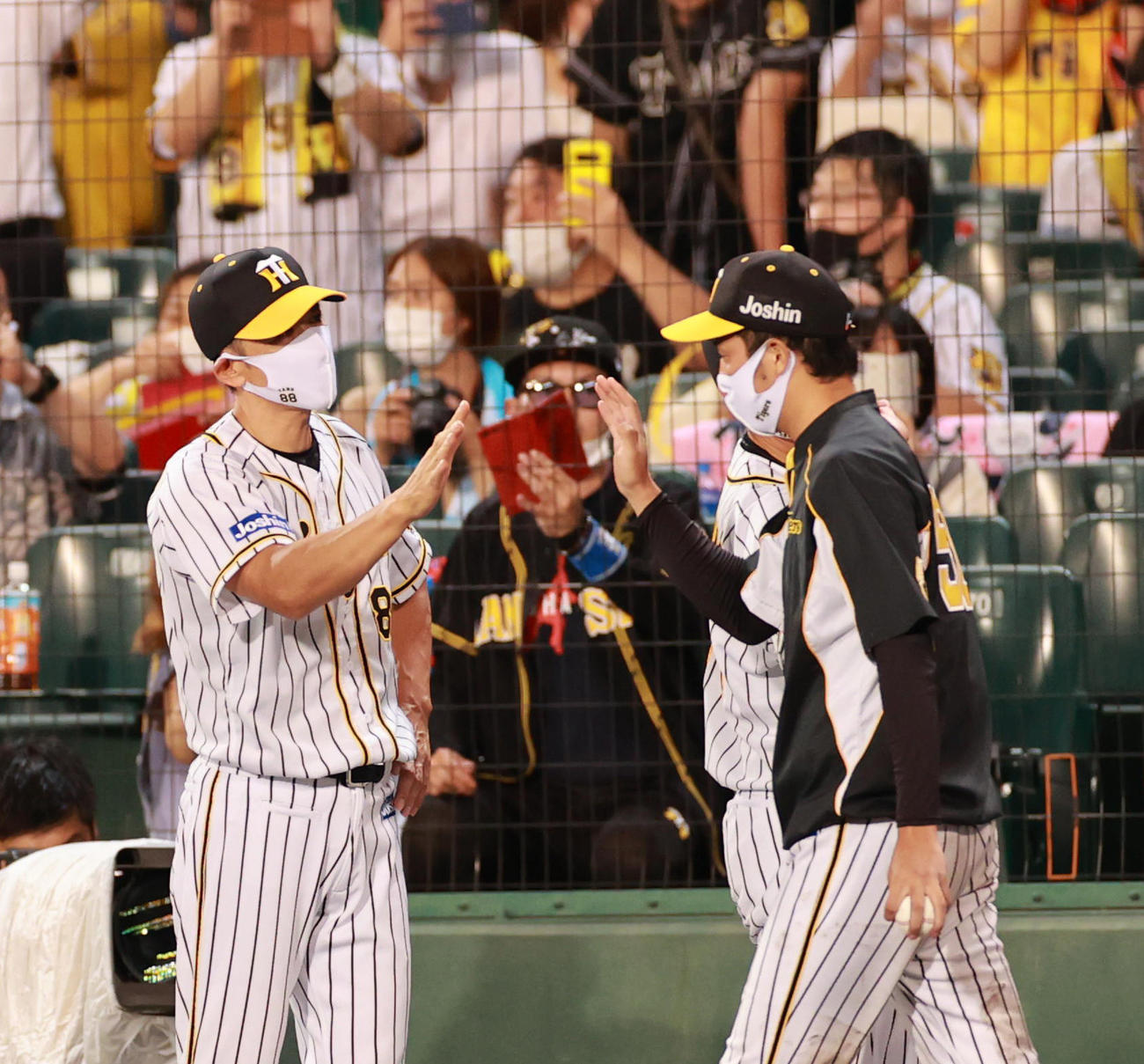 阪神対中日　勝利投手となった青柳晃洋（右）とタッチを交わす矢野耀大監督（撮影・清水貴仁）