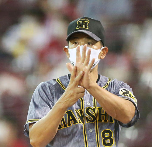 広島対阪神　9回表終了後、矢野監督は主審に選手交代を告げベンチへ戻る（撮影・上山淳一）