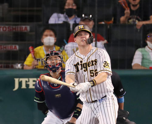 阪神対ヤクルト　7回裏阪神無死一塁、左中間へ同点2点本塁打を放つサンズ。投手山中（撮影・前田充）