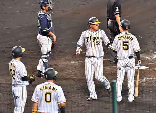 阪神対ヤクルト　7回裏阪神2死二、三塁、マクガフの失策で逆転の生還を果たす陽川（右から2人目）。左は植田（撮影・上田博志）
