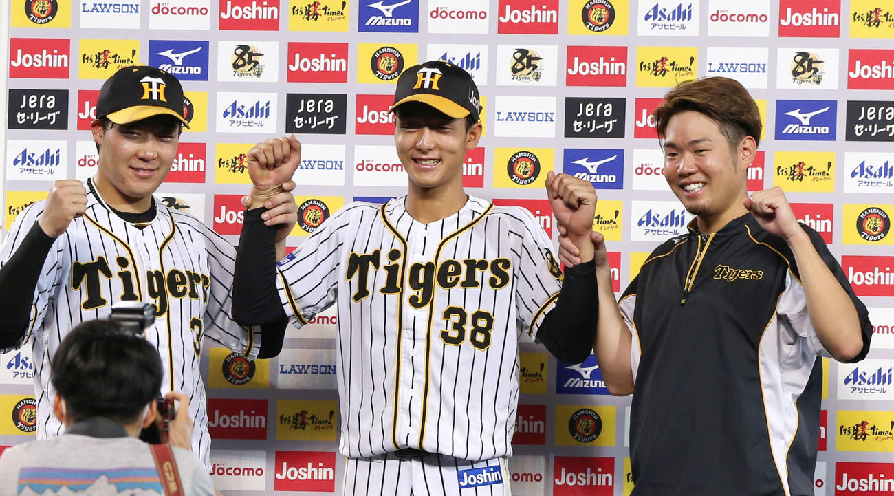 阪神対巨人　ヒーローインタビューを終え、お立ち台で笑顔で記念撮影する、左から大山、小幡、西勇（撮影・上山淳一）