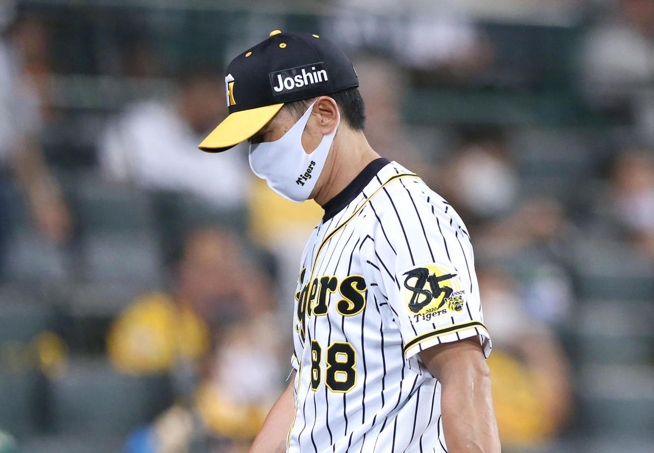 阪神対巨人　5回途中で藤浪を交代させベンチへ引き揚げる矢野監督（撮影・上山淳一）
