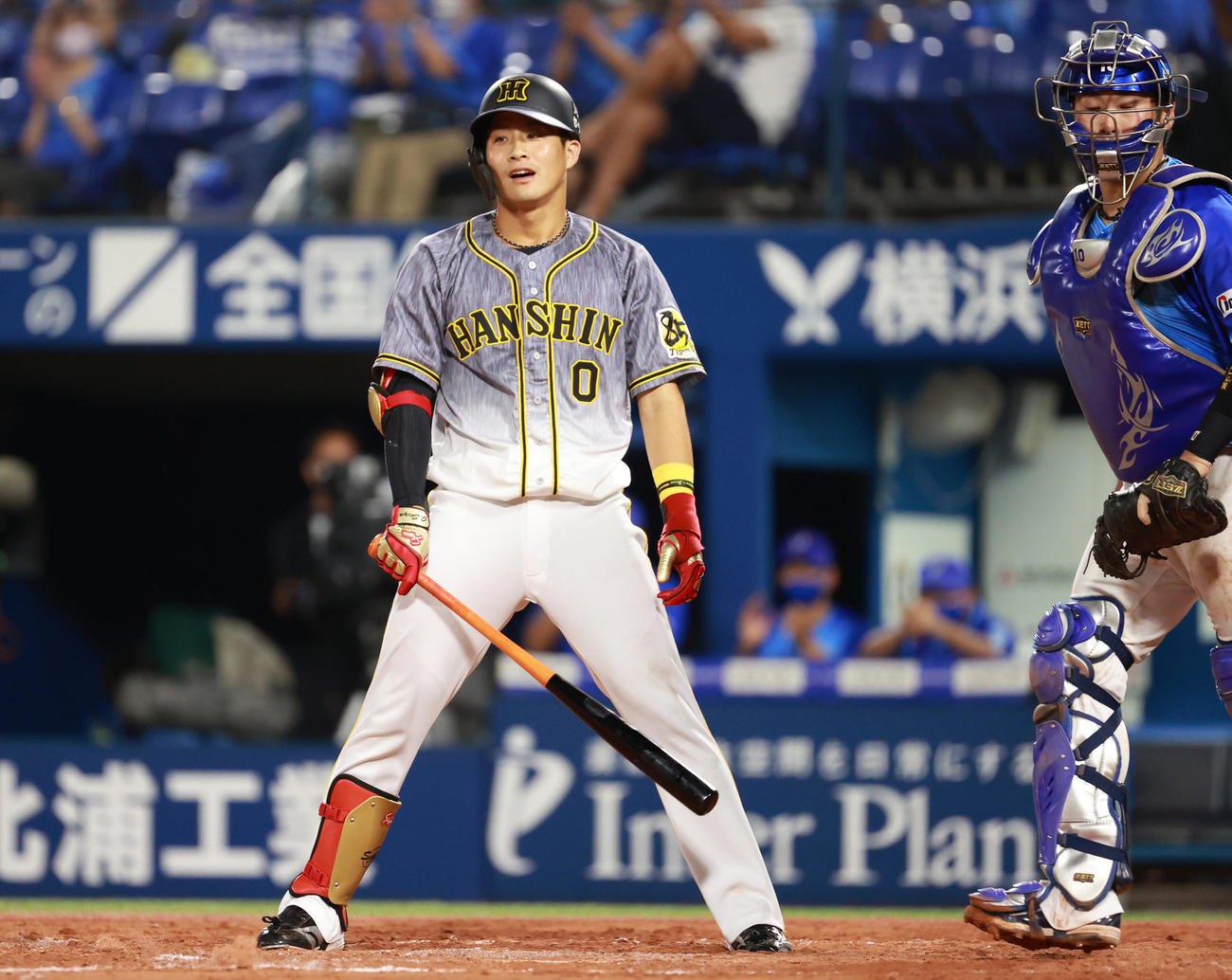 DeNA対阪神　8回表阪神1死二塁、見逃し三振に倒れる木浪（撮影・清水貴仁）