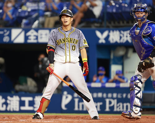DeNA対阪神　8回表阪神1死二塁、見逃し三振に倒れる木浪（撮影・清水貴仁）