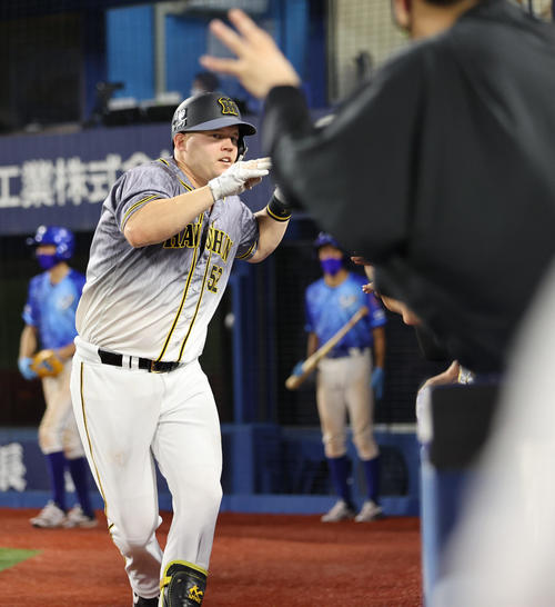 DeNA対阪神　7回表阪神1死一塁、左中間へ逆転2点本塁打を放ちハッピーハンズで生還するサンズ（撮影・清水貴仁）