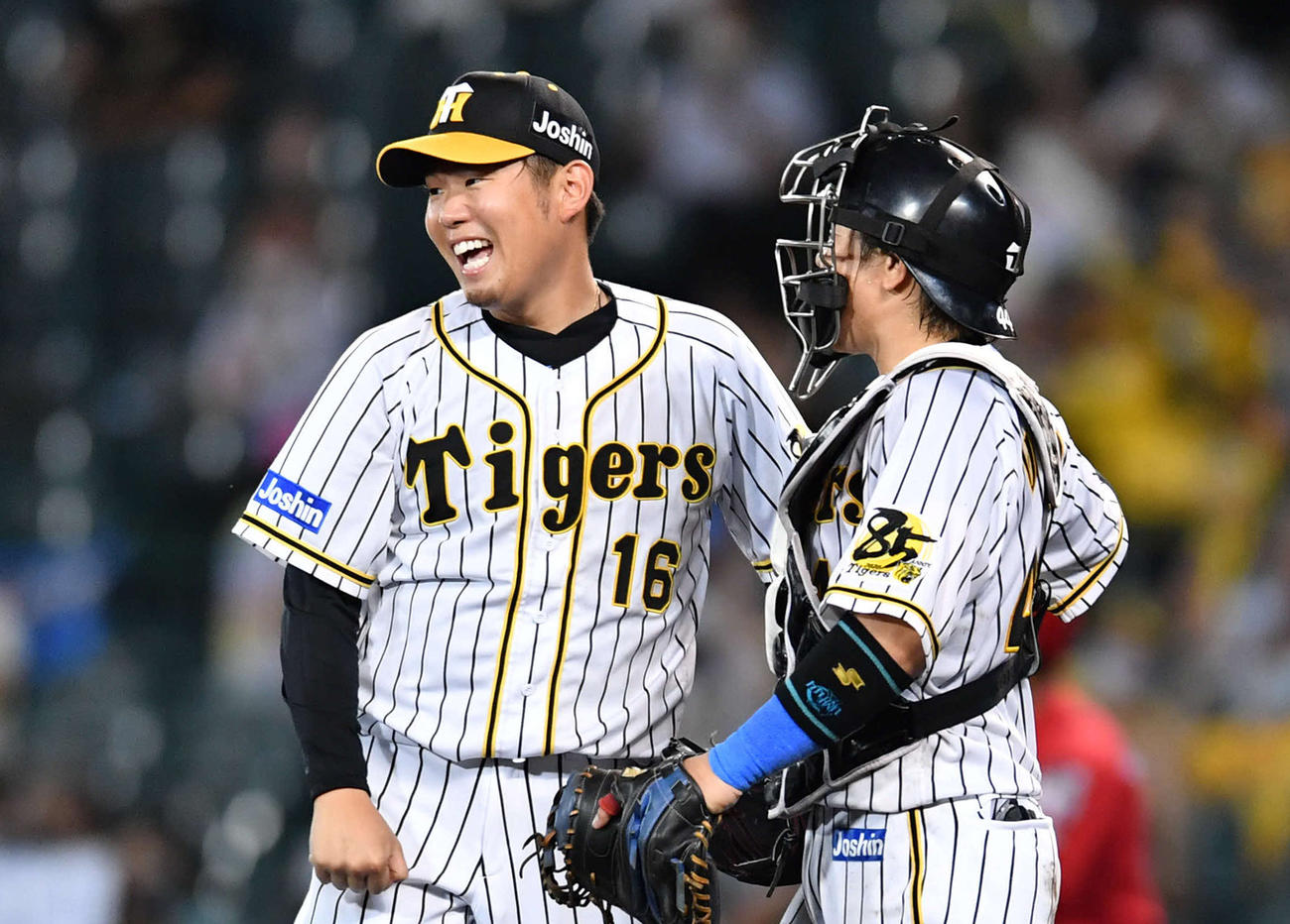 広島に完封勝利し、笑顔を見せる西勇輝。右は梅野（撮影・岩下翔太）